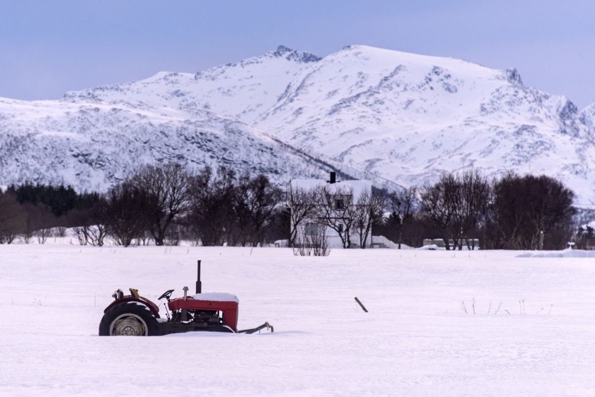 tractor in de sneeuw