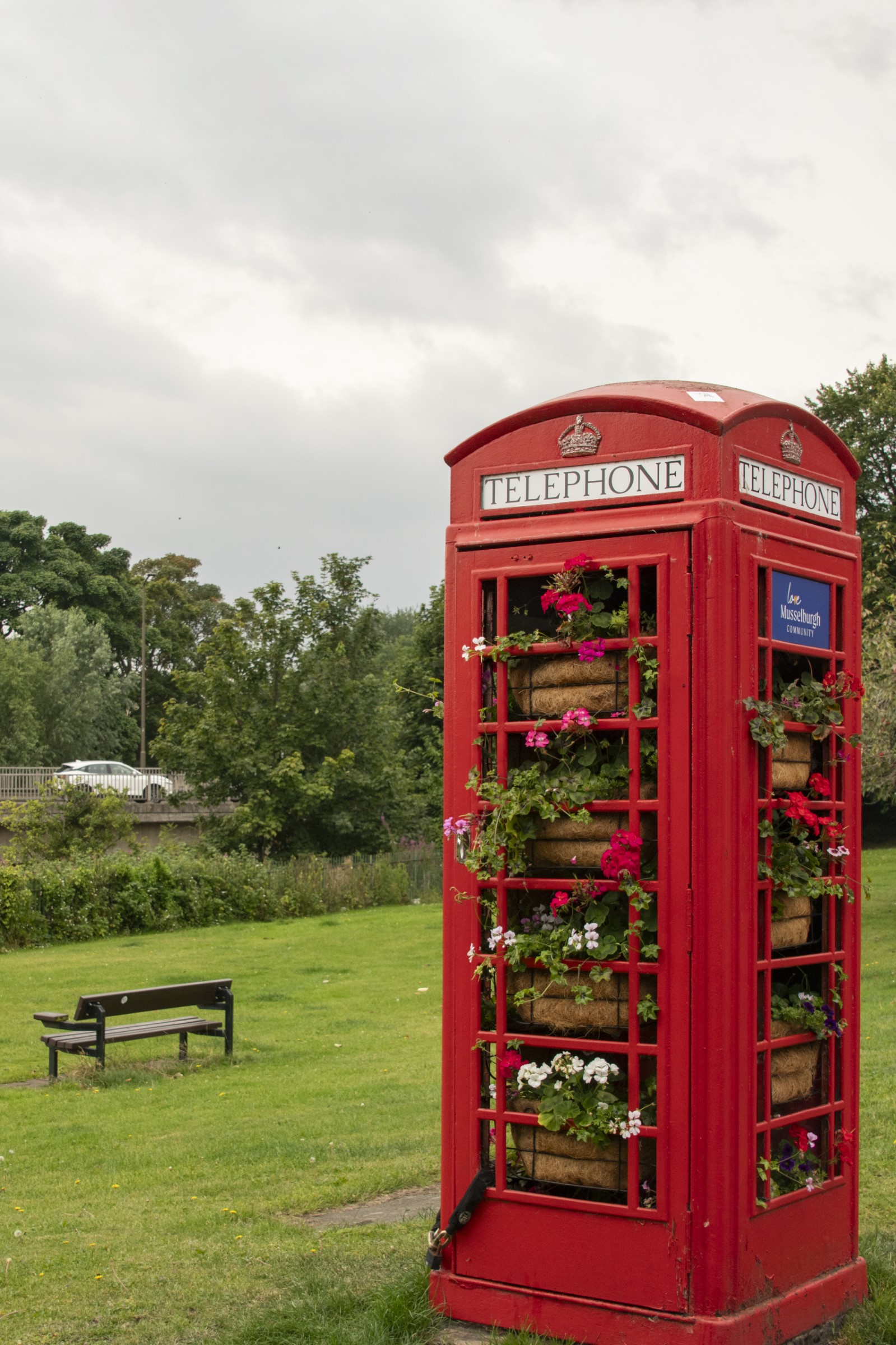 telefooncel met bloemen